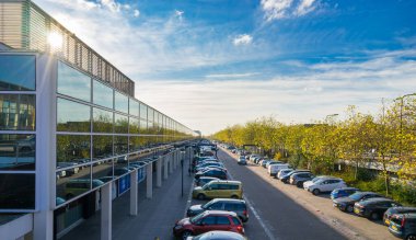 Milton Keynes, İngiltere-Ekim 2017: Arabalar Merkez Milton Keynes Alışveriş Merkezi 'ne park edildi 