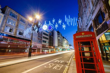 LONDON - 27 Kasım 2016: Arka planda Strand Caddesi 'nin olduğu Kırmızı Telefon Kutusu