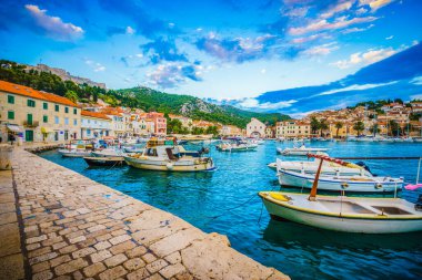 Günbatımında Hvar kenti sahili, Dalmaçya, Hırvatistan