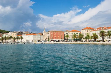 Riva gezinti alanı ve Split 'teki Diocletian sarayının ufuk çizgisi. Hırvatistan