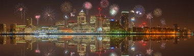 Kanarya Rıhtımı 'nın Panorama bölgesi geceleri havai fişeklerle dolu, Londra, İngiltere' de yeni yıl kutlaması.