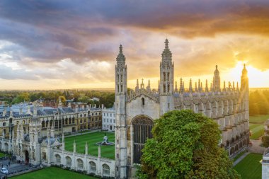 Günbatımında İngiltere 'de Cambridge şehrinin hava manzarası