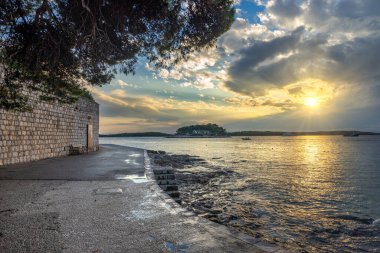 Gün batımında Hvar adası gezinti alanı, Dalmaçya, Hırvatistan
