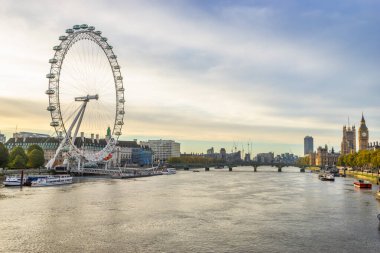 LONDON, ENGLAND - 20 Haziran 2017: Millennium Wheel ve Big Ben olarak bilinen Coca Cola Eye ile Thames nehrinin Skyline görüntüsü. Londra 'nın ünlü simgeleri