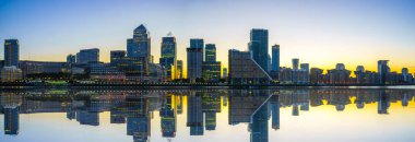 Kanarya Rıhtımı 'nın iş bölgesinin panoraması. Gün batımında su yansıması olacak.