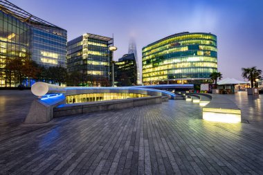 LONDON, ENGLAND - Kasım 2015, Şafak vakti Londra 'nın daha fazla nehir kenarının modern mimarisi