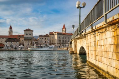 Ciovski Köprüsü ve Trogir 'in eski kasabası. Hırvatistan