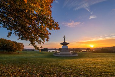 Barış Pagoda Tapınağı Sonbaharda güzel gün doğumunda Milton Keynes, Birleşik Krallık