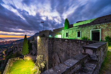 Klis Kalesi, Split şehrine bakan alacakaranlıkta. Hırvatistan