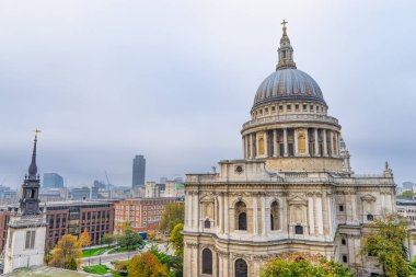 Londra 'da bulutlu bir günde Aziz Paul Katedrali' nin manzarası. İngiltere
