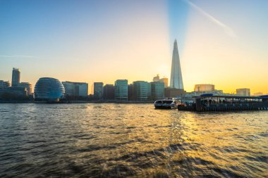 Londra 'da Thames nehrinin güney kıyısında günbatımı silüeti. İngiltere 