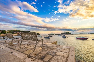 Hırvatistan ve Dalmaçya 'da Hvar limanı gün batımında
