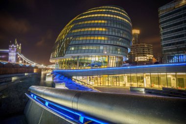 LONDON, İngiltere - 12 ARALIK 2016: Londra Belediye Binası gece gösterildi 