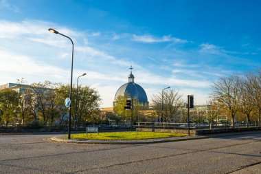 İsa Kilisesi 'nin Kubbesi Milton Keynes, İngiltere' deki Köşe Taşı