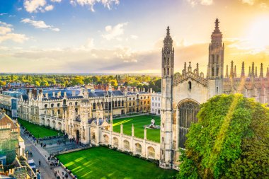 Cambridge, İngiltere 'deki Kings Şapeli' nin arkasında güzel bir gün batımı