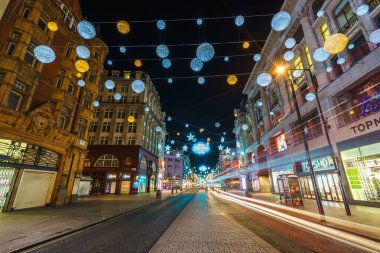 LONDON, İngiltere - 16 ARALIK 2016: Aydınlatma ve Noel ışıklarıyla Oxford Caddesi