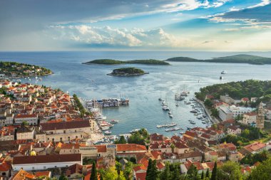 Hvar sahil kasabasının Skyline manzarası. Hırvatistan