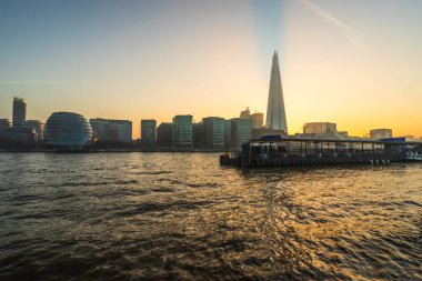 Londra 'da Thames nehrinin güney kıyısında günbatımı silüeti. İngiltere 