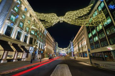 LONDON, İngiltere - 12 ARALIK 2016: Waterloo Pace caddesinde trafik ışıkları