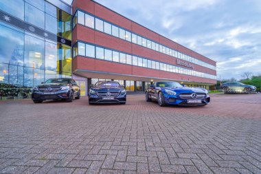 TONGwell, MILTON KEYNES, İngiltere - Aralık 2015. Mercedes AMG arabaları Mercedes-Benz merkez ofisinin önünde. GLE, S coupe ve GT S modelleri.