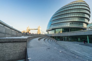 Londra Belediye Binası ve Kule Köprüsü Londra, İngiltere 'de açık gökyüzü