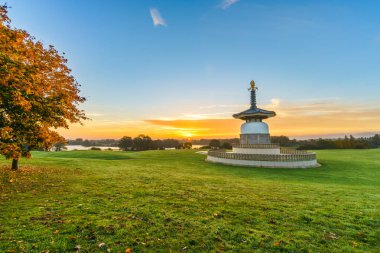 Barış Pagoda Tapınağı Willen Park, Milton Keynes, İngiltere 'de gün doğumunda