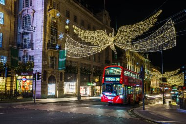 LONDON, İngiltere - 12 ARALIK 2016: Waterloo Pace caddesinde Noel Işıkları Meleği