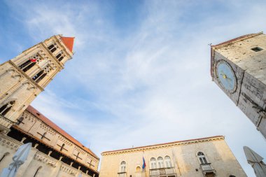Trogir Katedrali ve mavi gökyüzü arka planlı saat kulesi 