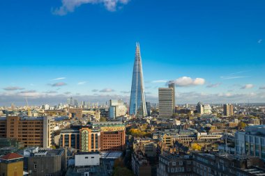 Güneşli bir günde Londra gökyüzü manzarası