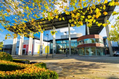 MILTON KEYNES, İngiltere-ECTOBER 20, 2017: Milton Keynes Tiyatrosu Milton Keynes 'de büyük bir tiyatrodur. Mimarlar Blonski-Heard ve Kut Nadiadi ve Robert Doe tarafından tasarlandı.