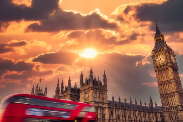 Big Ben saat kulesi Londra 'da gün doğumunda. İngiltere