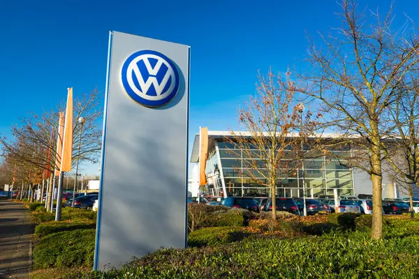 MILTON KEYNES, UK-NOVEMBER 14., 2017: Milton Keynesindeki Volkswagen bayii. Volkswagen Grubu en büyük Alman otomobil üreticisi.
