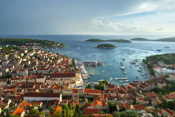 Hırvatistan 'daki Hvar kıyılarının hava manzarası