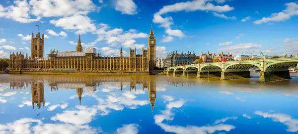 Westminster Köprüsü ve Thames nehrinde yansıması olan Big Ben. Londra, İngiltere