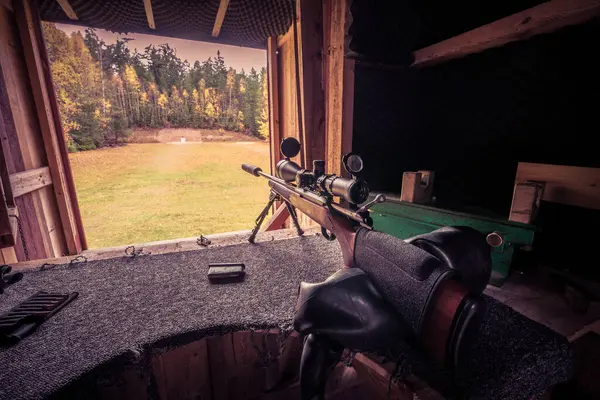 Susturuculu ve dürbünlü keskin nişancı tüfeği. 