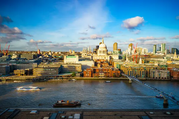 St Paul Katedrali ve Milenyum Köprüsü manzaralı Londra silueti