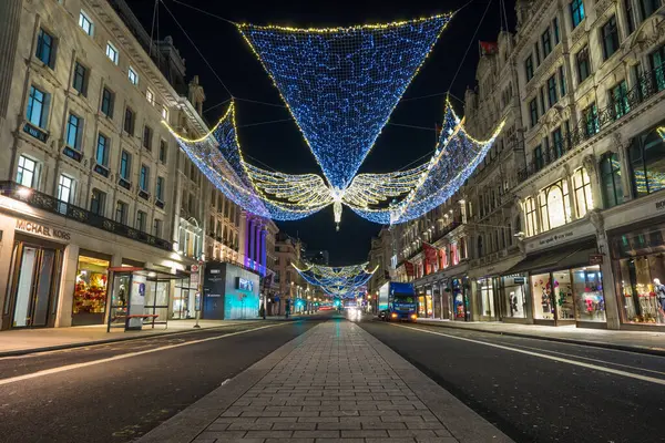 LONDON, İngiltere - 16 Aralık 2016: Regent Caddesi 'nde gece kanatlı melek şeklinde parıldayan Noel ışıkları 