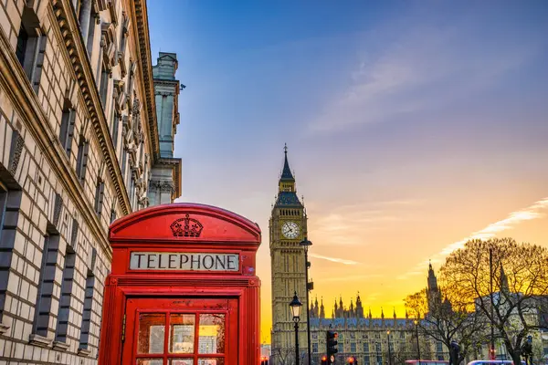 Big Ben, Londra 'da gündoğumunda kırmızı telefon kulübesiyle. İngiltere