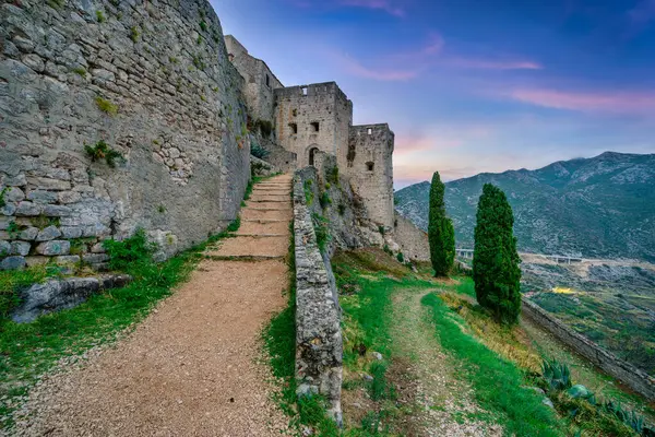 Gün batımında Klis Kalesi 'nde. Hırvatistan