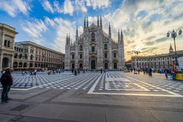 MILAN, ITALY - 2 Ekim 2015: Milano - CEFA 'nın 