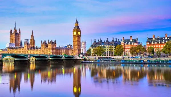 Londra 'da gün doğumunda Büyük Ben ve Parlamento Binası' nda. İngiltere 
