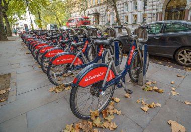 LONDON, ENGLAND - 15 Kasım 2016: Londra 'da turistler için popüler bir ulaşım aracı olan bisiklet kiralama şeması destekli Santander Bank sıraları.