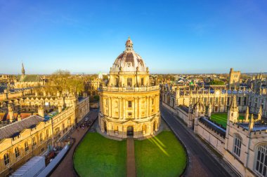Oxford Üniversitesi 'nin hava manzarası gün batımında St. Marys Kilisesi' nin en üst kulesinden izleniyor.