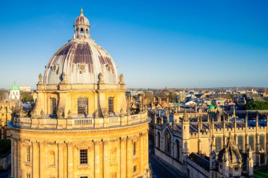 Sabah ışığında Oxford şehrinin havadan görünüşü St Mary Kilisesi 'nin en üst kulesinden izleniyor. 