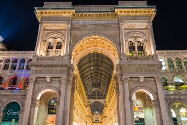 MILAN, İtalya - 13 Ocak 2015: Milano 'daki Galeri Vittorio Emanuele II cephesi. Burası Milano' daki en popüler alışveriş merkezlerinden biri.
