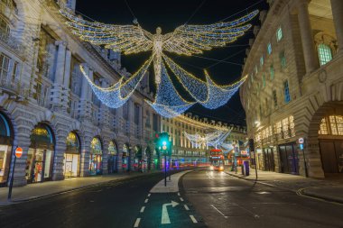 LONDON, İngiltere - 16 ARALIK 2016: Işık yollu ve noel süslemeli Regent Caddesi, Londra şehir merkezi