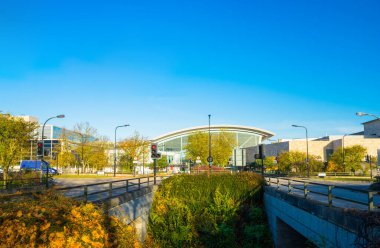 Milton Keynes şehir merkezinde güneşli bir sonbahar gününde