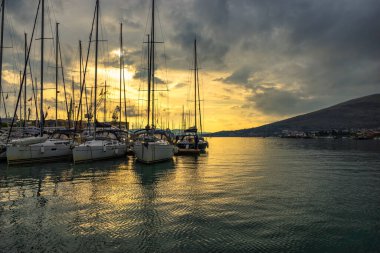 Trogir 'de gün batımında yat limanında. Hırvatistan