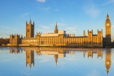 Parlamento binaları ve Londra, İngiltere 'de yansıması olan Big Ben.