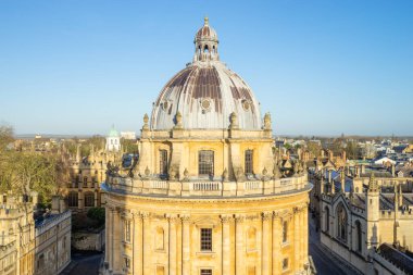 Oxford Üniversitesi kütüphanesi gün doğumunda St. Marys Kilisesi 'nin en üst kulesinden izlendi.